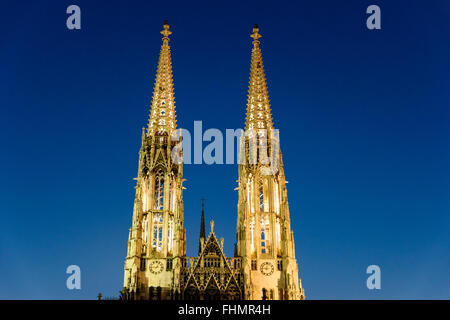 Costruito nel 1879 la Chiesa Votiva Votivkirche è un neo-gotica Chiesa situato sulla famosa Ringstrasse di Vienna in Austria. Foto Stock