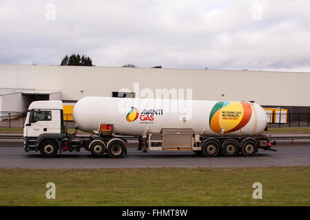 Un gas Avanti Ltd autocisterna di carburante che viaggia lungo il Kingsway a doppia carreggiata a Dundee, Regno Unito Foto Stock