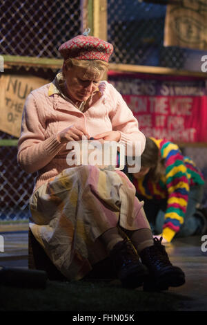 Londra, Regno Unito. Il 25 febbraio 2016. Annie Wensak come Margie. Photocall per oltre il recinto, il primo computer musicale, presso il Teatro delle Arti. Regia di Luca Sheppard con la direzione musicale di Candida Caldicot e la coreografia di Cressida Carre. Spettacoli presso il Teatro delle Arti dal 22 febbraio al 5 marzo 2016. Al di là della recinzione è concepito dal computer e sostanzialmente realizzato dal computer, modellato su uno studio statistico della ricetta per il successo nella hit musical. Foto Stock