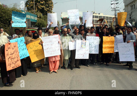 I residenti di Lahore protestano contro le frodi finanziarie in auto e ciclo motore finanziatrice, durante la manifestazione svoltasi a Lahore press club il giovedì, 25 febbraio 2016. Foto Stock