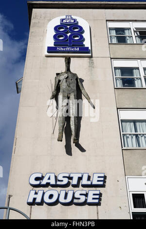 Sheffield Co-op Castle House edificio nel centro della città, Vulcan Sculpture di Boris Tietze, architettura del dopoguerra del 1960, ex grande magazzino Foto Stock