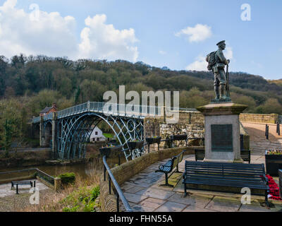 Il primo ghisa ponte di Ironbridge, shropshire luogo di nascita della rivoluzione industriale Foto Stock