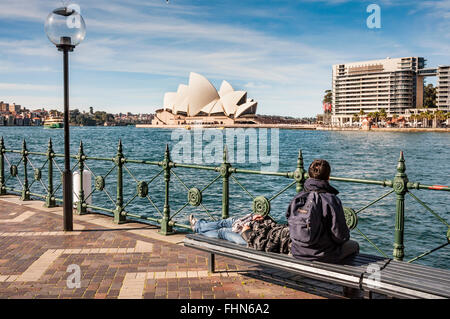 SYDNEY - 17 agosto: l'iconica Sydney Opera House è un multi-sede performing arts center contenente anche bar e outdoor Foto Stock