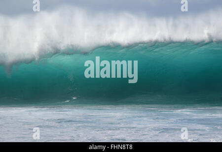 Perfetta onda gigante nella pipeline, Ehukai Beach, North Shore di Oahu, Hawaii, STATI UNITI D'AMERICA Foto Stock