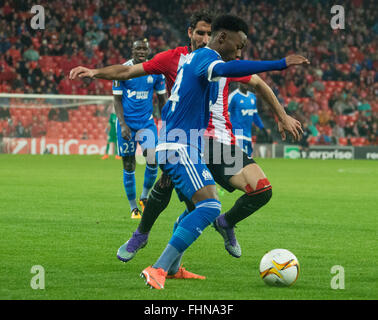 Bilbao, Spagna. Il 25 febbraio 2016. Georges-Kevin N'Koudou (Olympique Marsiglia) in azione coperti da Raul Garcia (Athletic Club) durante la partita di calcio della UEFA Europa League tra Athletic Club e Olympique De Marseille a San Mames Stadium il 25 febbraio 2016 a Bilbao, Spagna. Credito: David Gato/Alamy Live News Foto Stock