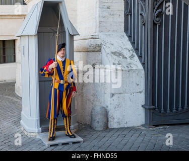 Membro della Guardia Svizzera Pontificia con alabarda in servizio in Vaticano. Foto Stock