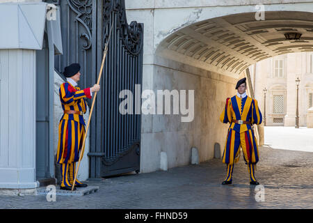 I membri del Corpo della Guardia Svizzera Pontificia con alabarda in servizio in Vaticano. Foto Stock