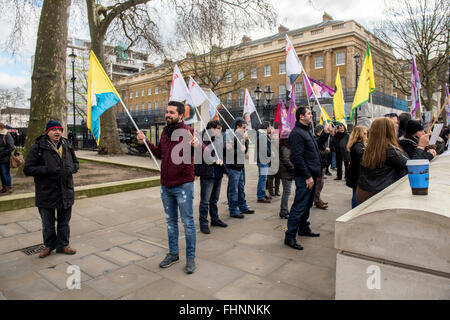 Il popolo curdo protesta al di fuori di Downing Street, Londra, Regno Unito. Il 10 febbraio, 2016. Foto Stock