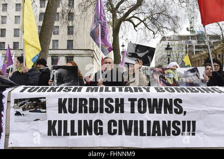 "Turchi bombardamento città curda, uccidendo civili!". Banner visto durante i curdi protestano a Londra. Foto Stock