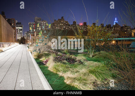 Camminando lungo la linea alta in New York City di notte Foto Stock