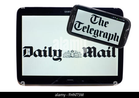 I loghi del Daily Mail e il Telegraph quotidiani visualizzati sugli schermi di un tablet e uno smartphone. Foto Stock