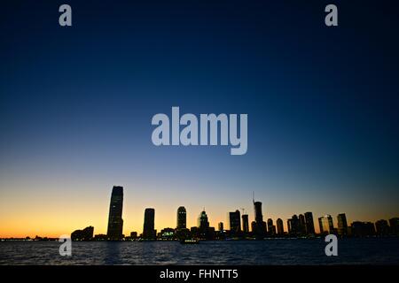 Vista del New Jersey skyline al tramonto Foto Stock