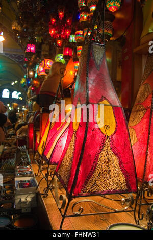 Tradizionali orientali lampade della pelle in Istanbul Grand Bazar Foto Stock