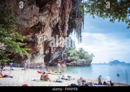 Una lunga esposizione immagine di turisti a prendere il sole e godere di Phra Nang Beach in Thailandia Foto Stock