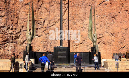 I turisti visualizza l'angelo statue lungo un marciapiede alla Diga di Hoover Foto Stock