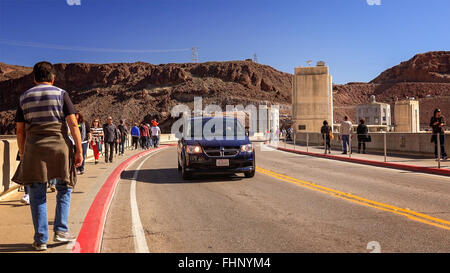 Turisti e il traffico attraversa la diga di Hoover in una bella giornata di sole Foto Stock