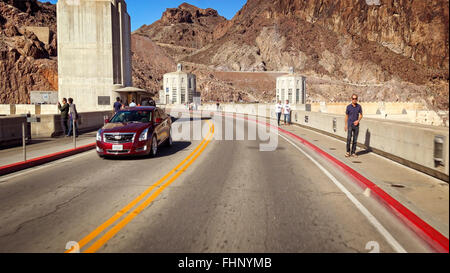 A view from inside a car as it drives across the Hoover Dam Foto Stock