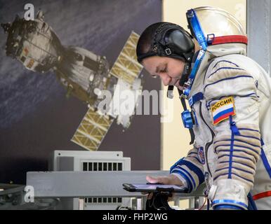 Star City, Russia. Il 25 febbraio 2016. Stazione Spaziale Internazionale Expedition 47 cosmonauta russo Alexei Ovchinin studi al di fuori del simulatore Soyuz durante la finale degli esami di qualifica al Gagarin Cosmonaut Training Center, 25 febbraio 2016 nella città delle stelle, Russia. Foto Stock
