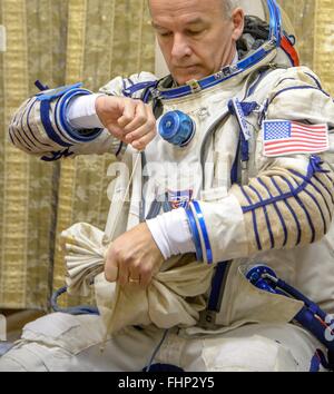 Star City, Russia. Il 25 febbraio 2016. Stazione Spaziale Internazionale Expedition 47 astronauta americano Jeff Williams indossa il suo russo Sokol suit durante la finale degli esami di qualifica al Gagarin Cosmonaut Training Center, 25 febbraio 2016 nella città delle stelle, Russia. Foto Stock