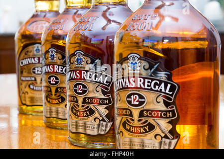 Molte bottiglie di Chivas Regal whisky Foto Stock
