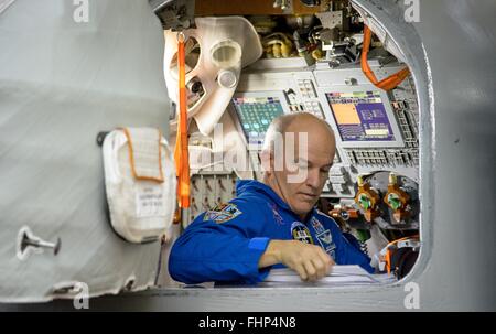 Star City, Russia. Il 25 febbraio 2016. Stazione Spaziale Internazionale Expedition 47 astronauta americano Jeff Williams nel simulatore Soyuz durante la finale degli esami di qualifica al Gagarin Cosmonaut Training Center, 25 febbraio 2016 nella città delle stelle, Russia. Foto Stock
