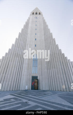 Cattedrale di Hallgrimskirkja, Reykjavik in una giornata di sole Foto Stock