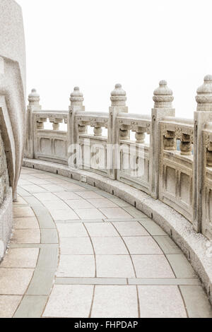 Passerella di pietra intorno a Big Buddha hong kong Foto Stock