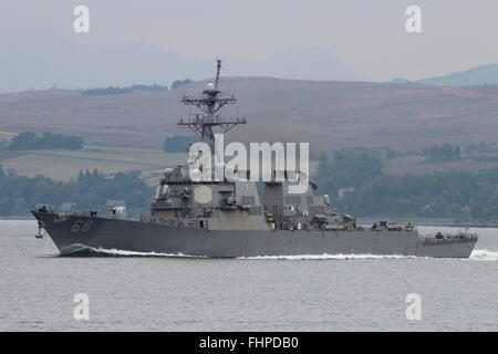 La USS Sullivans (DDG-68), un Arleigh Burke-class destroyer della marina degli Stati Uniti, teste fuori per Joint Warrior 15-2. Foto Stock