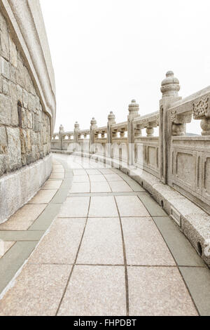 Passerella di pietra intorno a Big Buddha hong kong Foto Stock