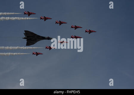 Avro vulcan bomber addio finale volo con la RAF tred frecce a Southport airshow di estate 2015 Foto Stock