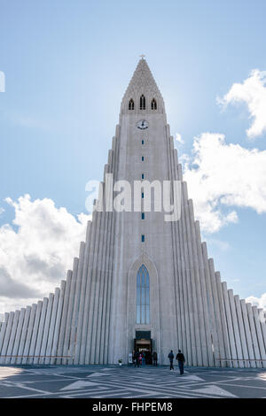 Cattedrale di Hallgrimskirkja, Reykjavik in una giornata di sole Foto Stock