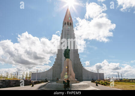 Cattedrale di Hallgrimskirkja, Reykjavik in una giornata di sole Foto Stock