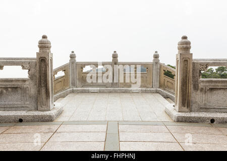 Passerella di pietra intorno a Big Buddha hong kong Foto Stock