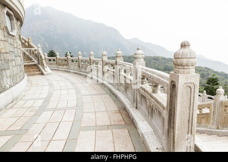 Passerella di pietra intorno a Big Buddha hong kong Foto Stock