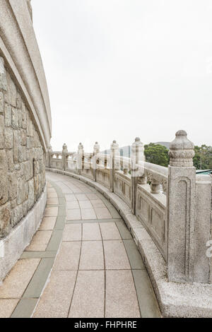 Passerella di pietra intorno a Big Buddha hong kong Foto Stock