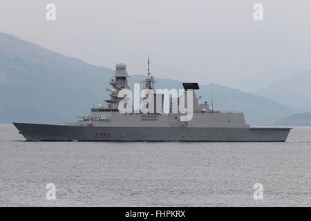 La sua Andrea Doria (D533), un orizzonte-classe (o Orrizonte-classe) cacciatorpediniere della Marina Militare Italiana, teste fuori per Joint Warrior 15-2. Foto Stock