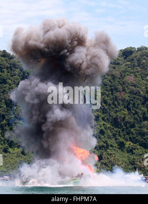 Pontianak, West Kalimantan, Indonesia. Il 22 febbraio, 2016. WEST KALIMANTAN, Indonesia - 22 febbraio : il governo indonesiano è affondata di navi da pesca da esteri bomba in febbraio 22, 2016 in Datuk isola, West Kalimantan, Indonesia. Un totale di 30 estera delle navi da pesca del Vietnam Malaysia Thailandia adm stavano pescando illegalmente nelle acque di Indonesia simultaneamente, le navi sono catturato perché non è equipaggiato con i documenti di spedizione e entrata in Indonesia. © Sijori Immagini/ZUMA filo/Alamy Live News Foto Stock