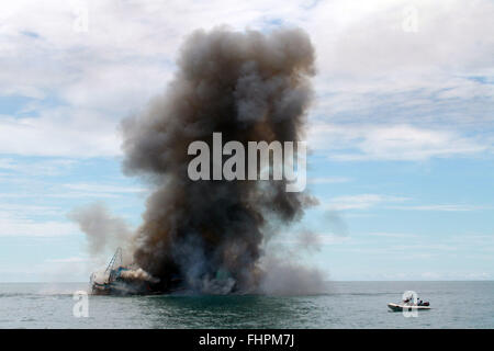 Pontianak, West Kalimantan, Indonesia. Il 22 febbraio, 2016. WEST KALIMANTAN, Indonesia - 22 febbraio : il governo indonesiano è affondata di navi da pesca da esteri bomba in febbraio 22, 2016 in Datuk isola, West Kalimantan, Indonesia. Un totale di 30 estera delle navi da pesca del Vietnam Malaysia Thailandia adm stavano pescando illegalmente nelle acque di Indonesia simultaneamente, le navi sono catturato perché non è equipaggiato con i documenti di spedizione e entrata in Indonesia. © Sijori Immagini/ZUMA filo/Alamy Live News Foto Stock