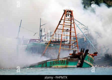 Pontianak, West Kalimantan, Indonesia. Il 22 febbraio, 2016. WEST KALIMANTAN, Indonesia - 22 febbraio : il governo indonesiano è affondata di navi da pesca da esteri bomba in febbraio 22, 2016 in Datuk isola, West Kalimantan, Indonesia. Un totale di 30 estera delle navi da pesca del Vietnam Malaysia Thailandia adm stavano pescando illegalmente nelle acque di Indonesia simultaneamente, le navi sono catturato perché non è equipaggiato con i documenti di spedizione e entrata in Indonesia. © Sijori Immagini/ZUMA filo/Alamy Live News Foto Stock