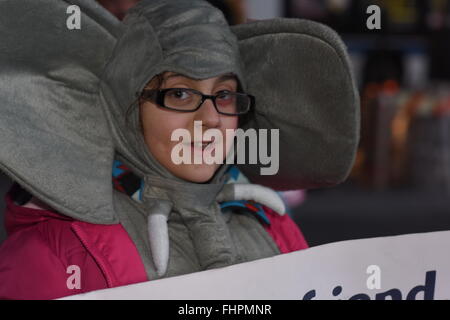 La città di New York, Stati Uniti. Il 25 febbraio, 2016. Giovane militante in costume di elefante con segno. La cura degli animali gli attivisti si sono riuniti di fronte Barclay's centro per protestare sull'apertura notturna del Ringling Brothers circus contro l uso del circo e del trattamento degli animali in mostra. Credito: Andy Katz/Pacific Press/Alamy Live News Foto Stock