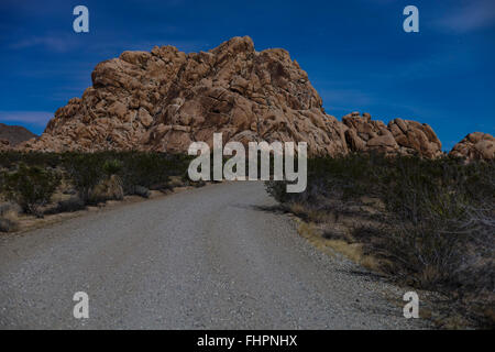 JOSHUA TREE, CA - febbraio 22: Camper fire luce sulle rocce a Joshua Tree, California, 22 febbraio 2016. Foto Stock