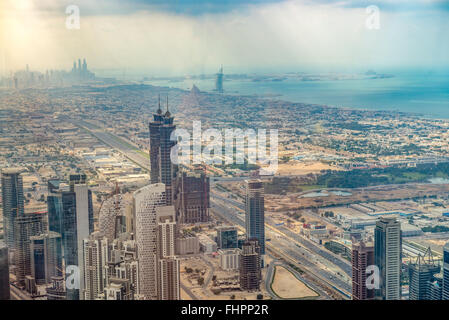 Dubai, Emirati Arabi Uniti - 2 dic. 2014: Antenna colpo di Dubai che includono il Burj Al Arab Hotel è un lussuoso 7 stelle hotel costruito o Foto Stock