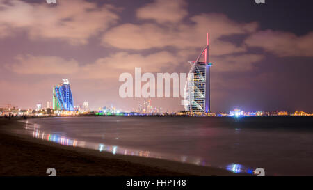 Dubai, Emirati Arabi Uniti - 2 dic. 2014 : Gli illuminati Burj Al Arab e Jumeirah Hotel al tramonto dal Jumeirah beac Foto Stock