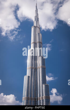 Dubai, Emirati Arabi Uniti - 2 dic. 2014: vista del Burj Khalifa, l'edificio più alto del mondo, a 828m. Situato in basso Foto Stock