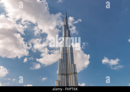 Dubai, Emirati Arabi Uniti - 2 Dicembre 2014: vista del Burj Khalifa, l'edificio più alto del mondo, a 828m. Si trova su Foto Stock