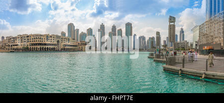 Dubai, Emirati Arabi Uniti - 2 dic. 2014: vista panoramica del centro commerciale Souk Al Bahar, vicino all'edificio più alto in th Foto Stock