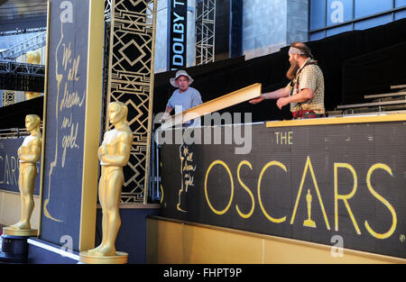 Los Angeles, Stati Uniti d'America. Il 25 febbraio, 2016. Lavoratori impostare la terrazza dall ingresso del Dolby Theatre di Los Angeles, Stati Uniti nel febbraio 25, 2016. La 88th Academy Awards si terrà il 28 febbraio. © Zhang Chaoqun/Xinhua/Alamy Live News Foto Stock