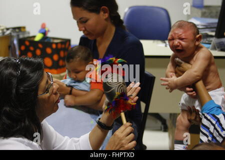 Recife, Brasile. Il 25 febbraio, 2016. Neonati diagnosticati con microcefalia ricevere cure mediche in un centro di riabilitazione di Altino Ventura Foundation (OIT) durante la visita di un team di internazionali delle Nazioni Unite per i bambini del fondo di emergenza (UNICEF), a Recife, stato di Pernambuco, Brasile, nel febbraio 25, 2016. Secondo la stampa locale, un team di UNICEF ha visitato il Giovedì il Centro di riabilitazione di FAV per guardare da vicino il visual, udito, il motore e la riabilitazione mentale dei bambini con microcefalia. © Bobby Fabisak/JC/Imagem AGENCIA ESTADO/Xinhua/Alamy Live News Foto Stock