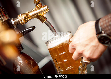 La birra dal rubinetto Foto Stock