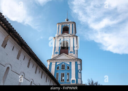 Il campanile e la parete del monastero Nikitsky in Pereslavl-Zalessky contro il Cielo e nubi. Foto Stock